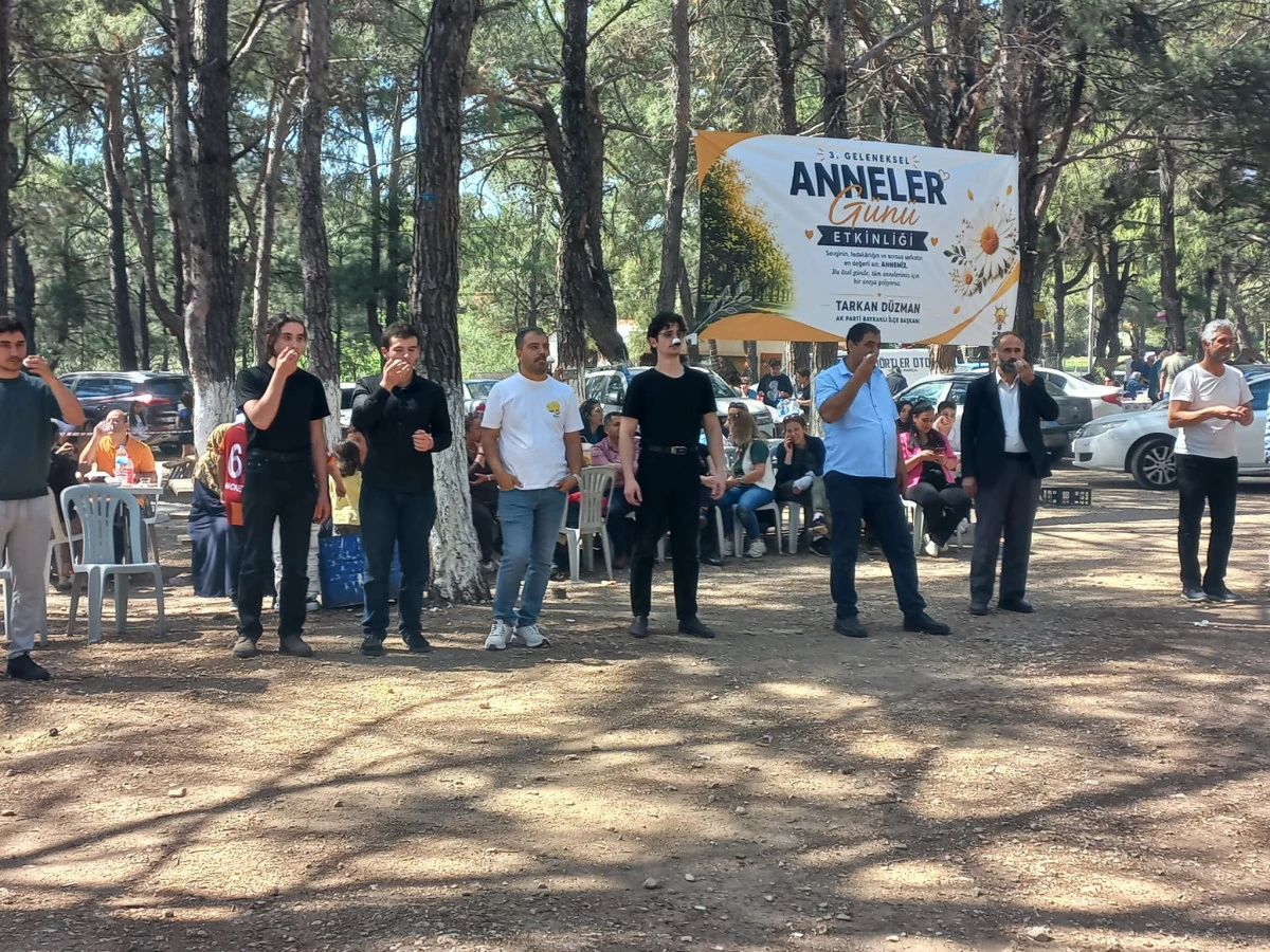 AK Parti Bayraklı Teşkilatı &Ccedil;i&ccedil;ekli K&ouml;y&rsquo;de Anneler G&uuml;n&uuml; İ&ccedil;in Buluştu 