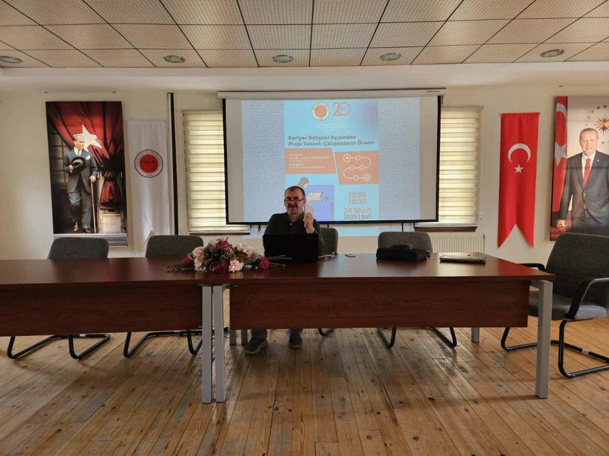 Akademisyenler kariyer planlaması yapan &ouml;ğrencilere yol g&ouml;steriyor.*