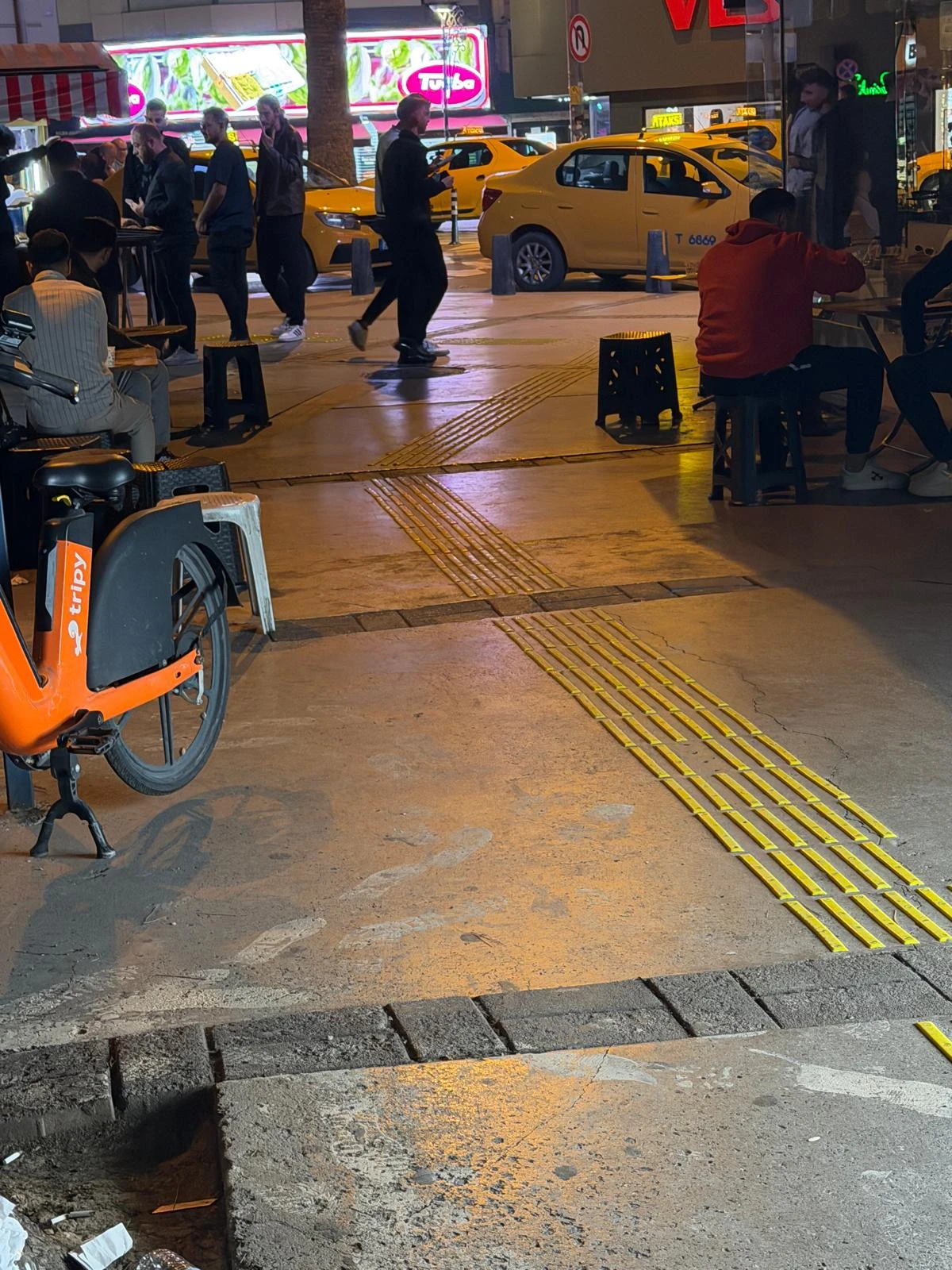 Alsancak’ta Kaldırım İşgali, Vergi ve Denetim Sorunları Gündemde