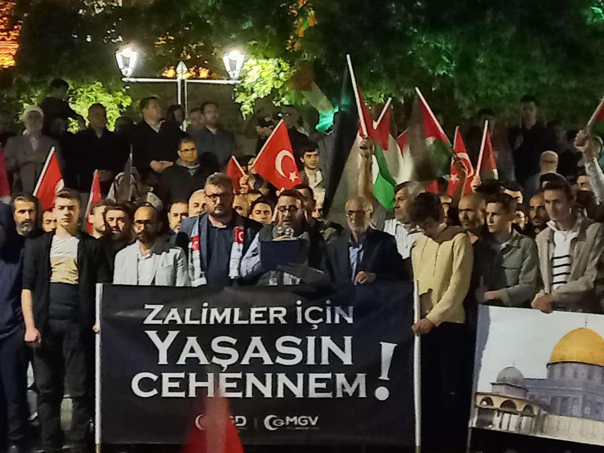 Anadolu Gençlik Derneği Balıkesir Şubesi her Pazartesi yatsı namazı sonrasında Paşa Camii avlusunda yaptığı “Filistin'e Destek” eyleminin 16.cısını  bu gece  gerçekleştirdi. 