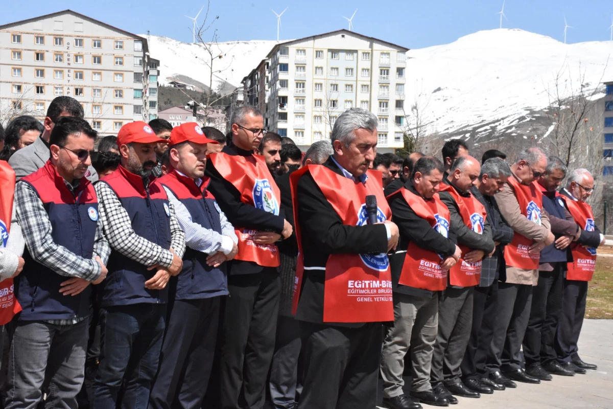 Bitlis&rsquo;te saldırılara tepki: Eğitimcilerden gıyabi cenaze namazı