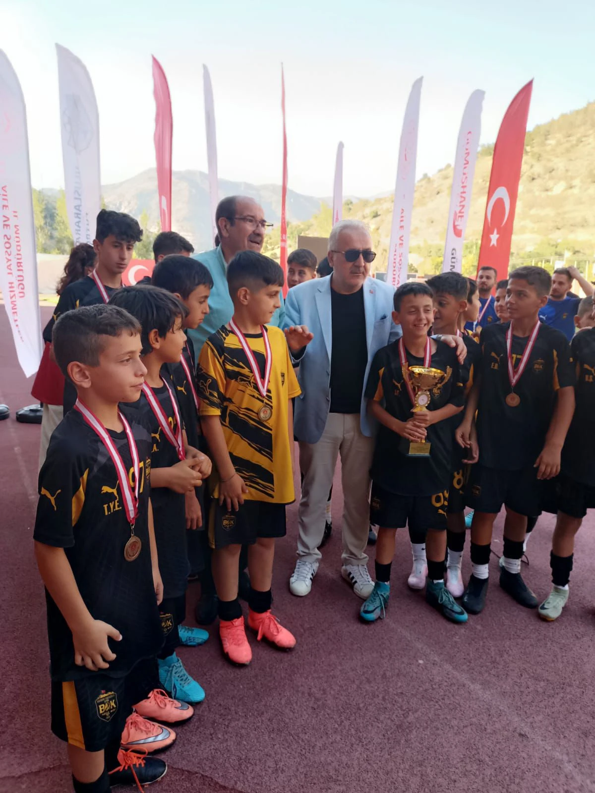 HAKKARİ, ULUSLARARASI “TEK YÜREK FUTBOL CUP TURNUVASI”NA EV SAHİPLİĞİ YAPMAYA HAZIRLANIYOR