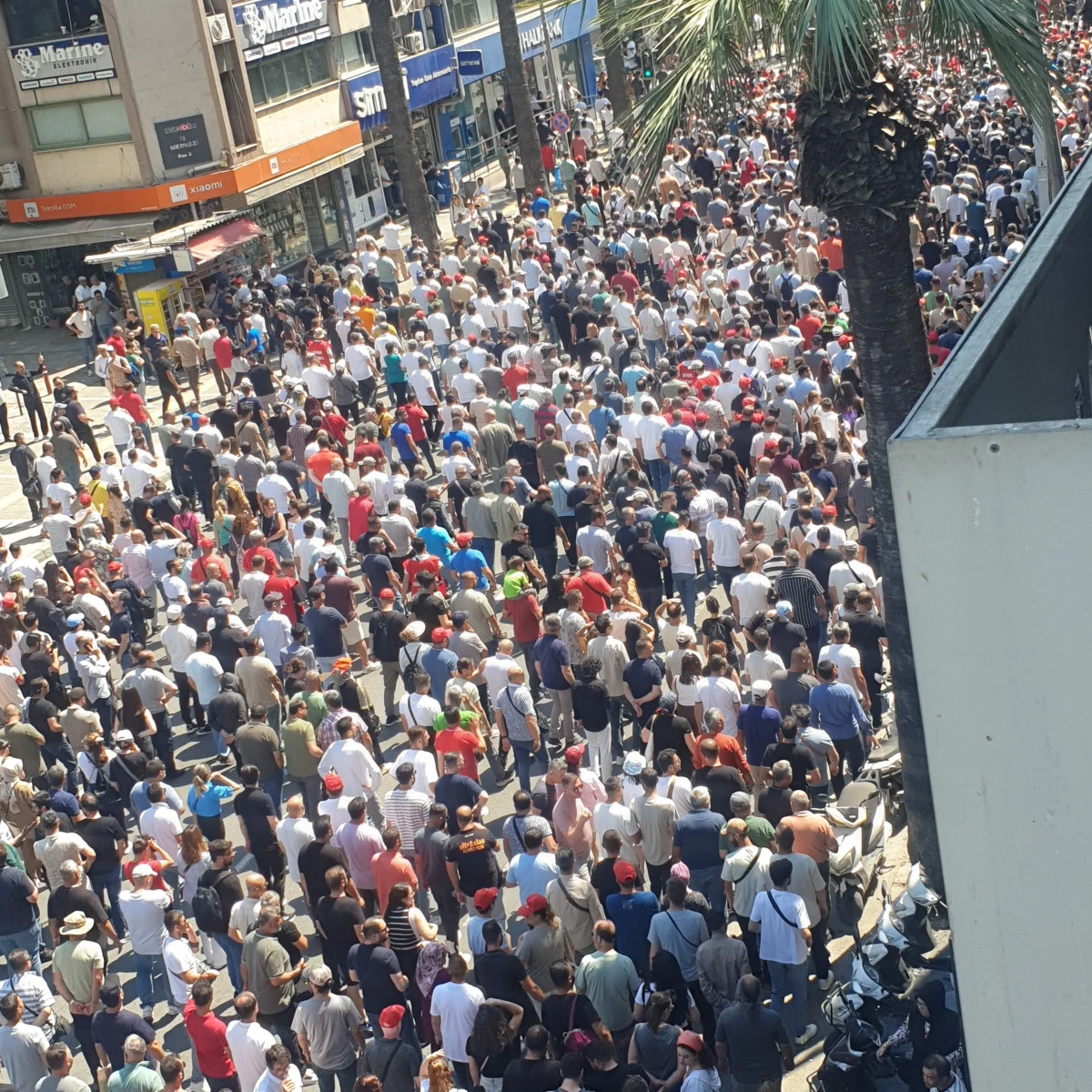 İzmir’de Grev Kapsamında Büyük İşçi Yürüyüşü: Ulaşımda Aksaklıklar Devam Ediyor