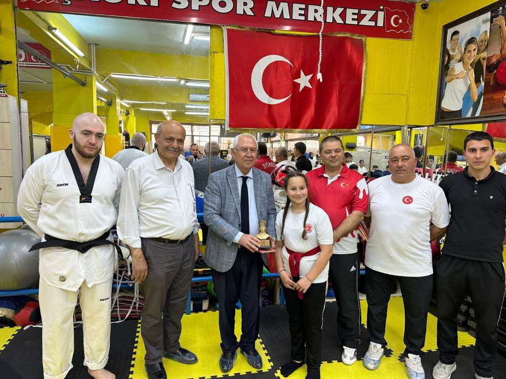 KARABAĞLAR BELEDİYE BAŞKANI SELVİTOPU BAŞARILI SPOR KULÜBÜNÜ ZİYARET ETTİ…