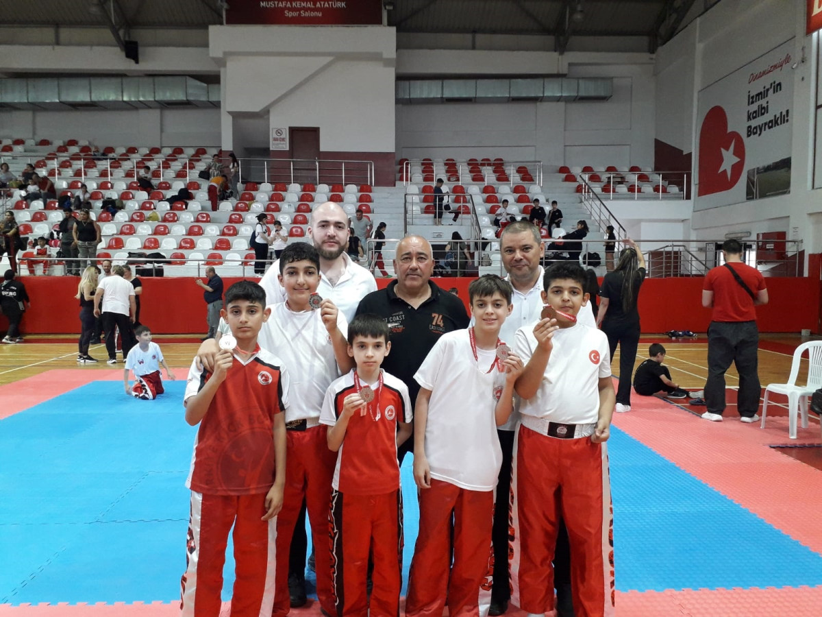 Karabağlar Halk Eğitimi Merkezi Kıck Boks Sporcuları Madalyaları Toplanmaya Devam Ediyor.