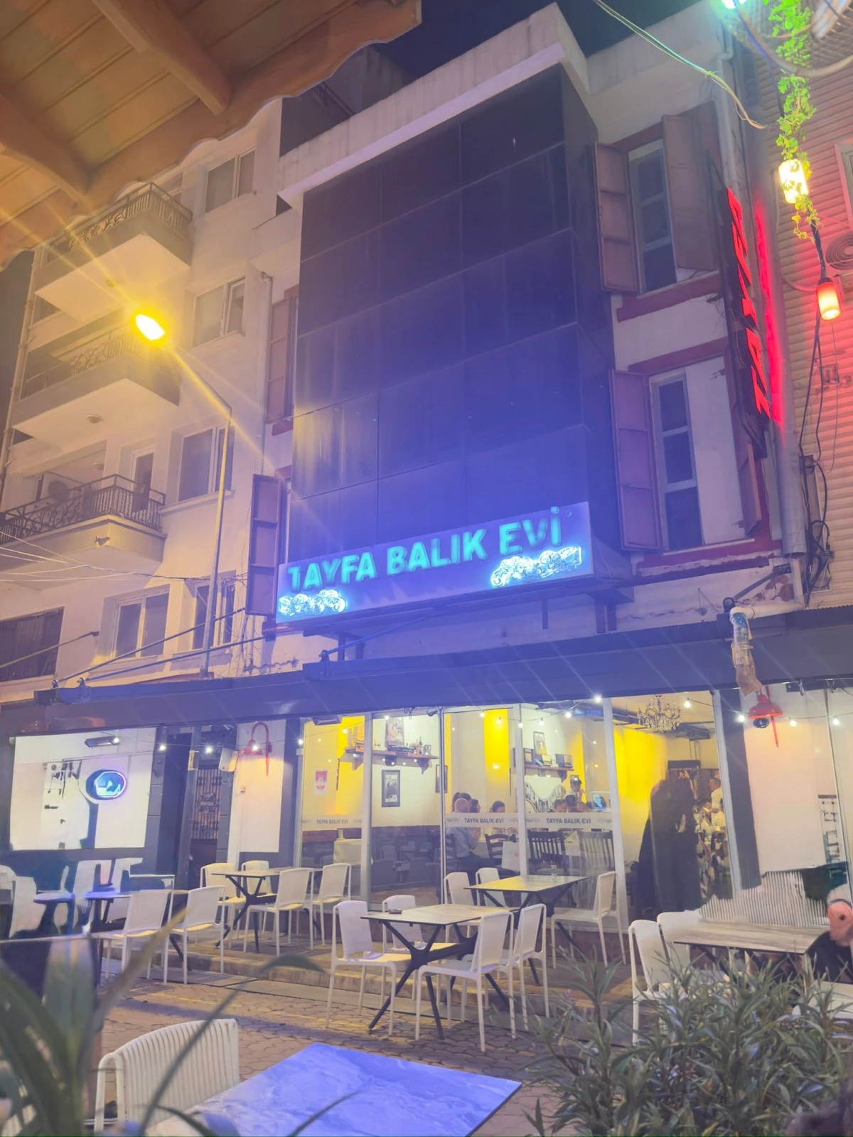 Konak’ta Zabıta Uyuyor, Tarihi Sokak Yangın Tehlikesiyle Karşı Karşıya!