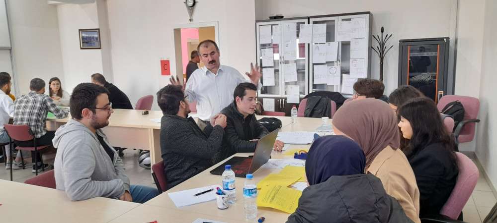 Melikgazi Belediyesi gençlerin eğitimine duyarlı.