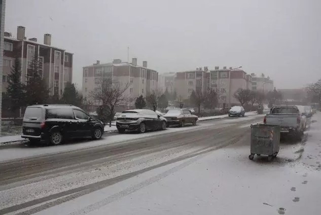 Meteoroloji'nin peş peşe uyarıları sonrası İstanbul'da kar yağışı başladı!