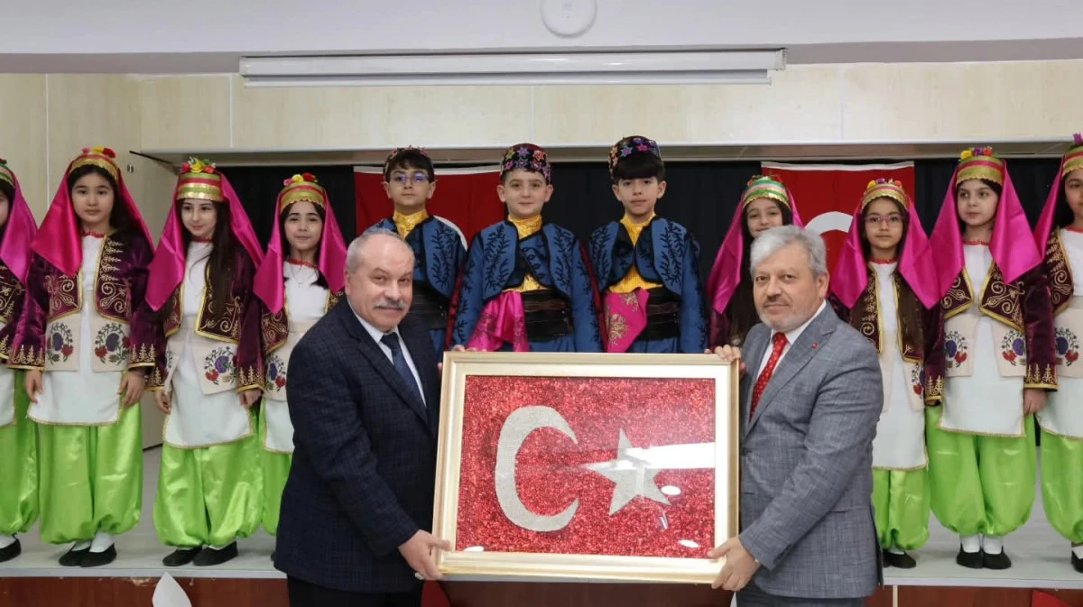 Sultanbeyli Merkez İlkokulunda Resim Sergisi ve Halk Oyunları G&ouml;sterimi Programları Ger&ccedil;ekleştirildi