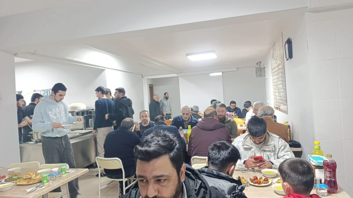 SULTANBEYLİ&rsquo;DE İMAN VE KUR&rsquo;AN HİZMETİNE G&Ouml;N&Uuml;L VERENLER İFTARDA BULUŞTU