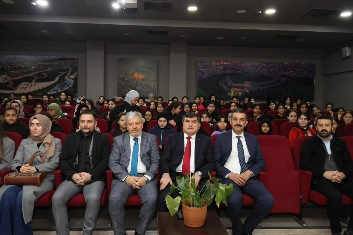 Sultanbeyli&rsquo;de &Ouml;ğrencilerden Halk Oyunları ve M&uuml;zik G&ouml;sterisi